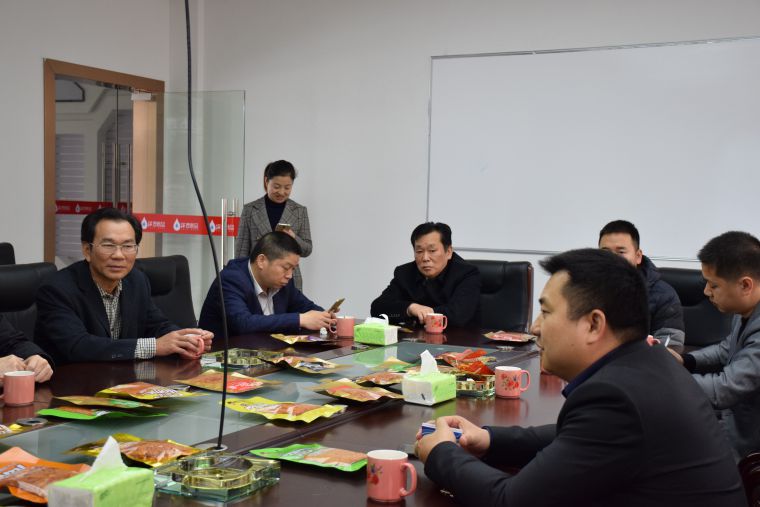 岳品送港專(zhuān)項工作組蒞臨澤恩食品參觀(guān)指導  